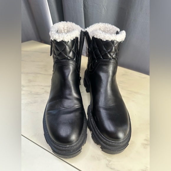 Nine West leather boots. Fleece accent. Size 8.5. Warm and fun. Worn once. - Picture 2 of 7